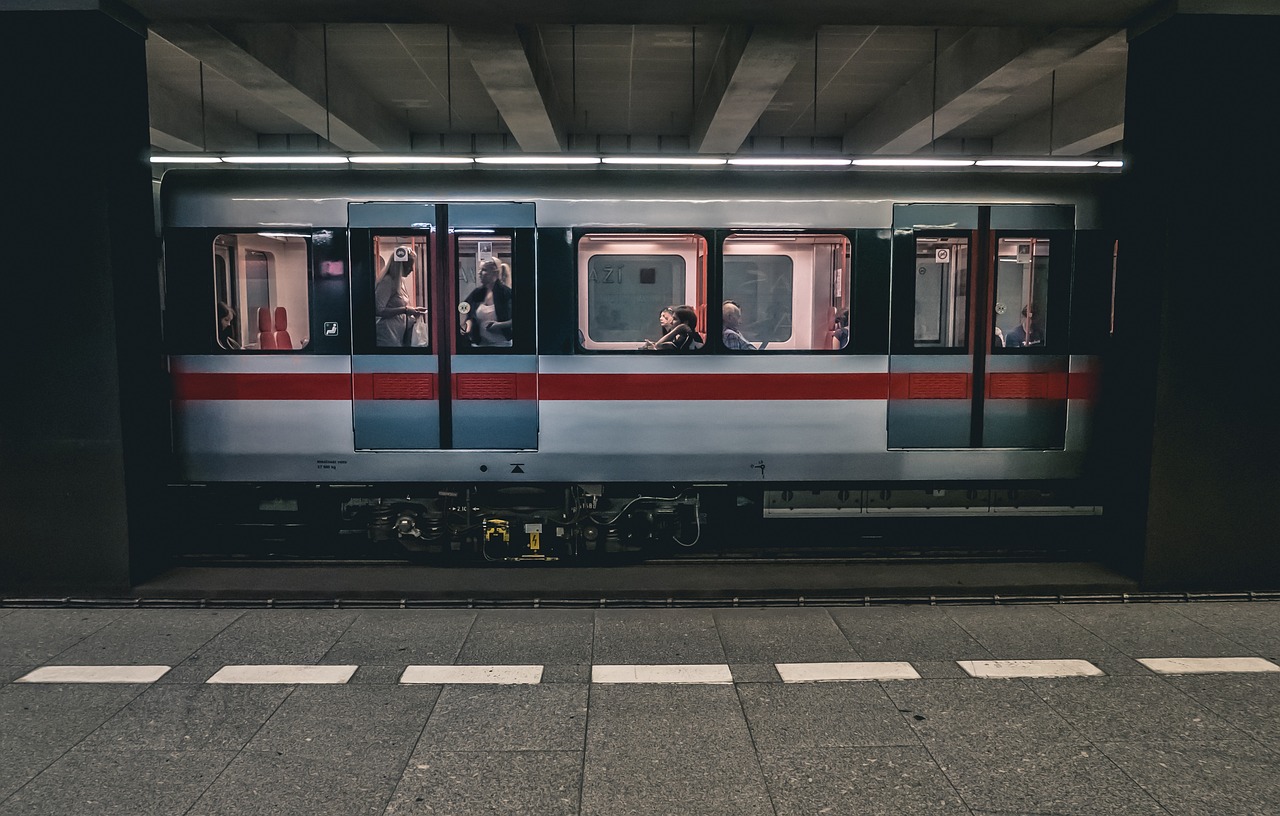 高鐵列車時速邁入新紀元，速度與激情的飛馳之旅